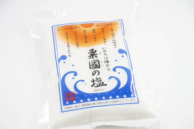 沖縄・粟国島の海水100％から作られるミネラル豊富な「粟國の塩」