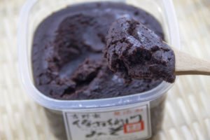 三年間じっくりと熟成させた豆みそ「傳右衛門味噌（三年熟成・天然醸造）」