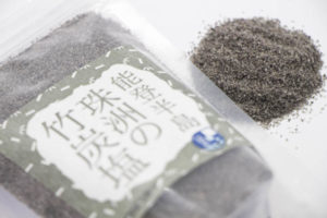 能登半島の三年物の青竹に塩を詰め込み焼き上げた黒い塩「珠洲の竹炭塩」