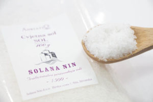 “塩の花”を手作業ですくい取った貴重な古都ニンの塩「フラワーソルト」