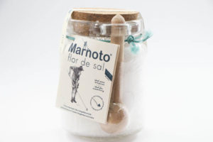 塩職人が収穫した天日塩「プレミアム・シーソルト」