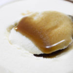 モウのアイスに20年熟成の本格的な本みりん「黒みりん」をかけて食べてみた