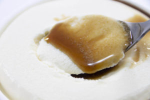 モウのアイスに20年熟成の本格的な本みりん「黒みりん」をかけて食べてみた