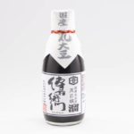 国産丸大豆、天日塩を使い三年熟成させた濃厚な旨みの溜醤油「傳右衛門」