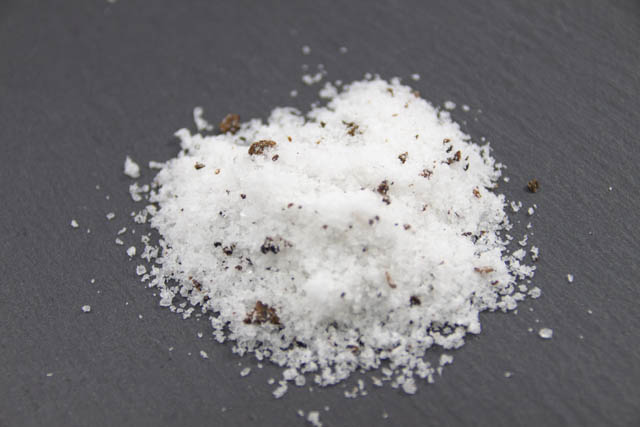 イタリア産の黒トリュフとシチリア島産の岩塩をあわせた「トリュフ塩」