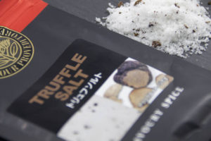 イタリア産の黒トリュフとシチリア島産の岩塩をあわせた「トリュフ塩」