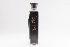 農薬を使わず育てた16種類の豆で仕込んだ長期熟成、生搾り醤油「新醤（あらびしお）」