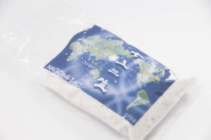 七大海洋の海塩と海水、五大州の湖塩、三大山の岩塩をミックスした塩「七五三塩（なごみえん）」