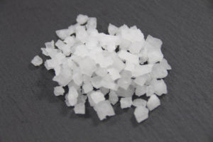 豊かな自然に囲まれ環境汚染とは無縁の島小笠原諸島の本格的天日塩「ムーンソルト」粒大