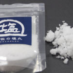 天日や風などの自然の力で結晶させる完全天日塩「土佐の塩丸」