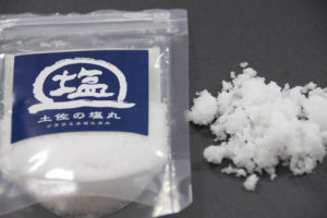 天日や風などの自然の力で結晶させる完全天日塩「土佐の塩丸」