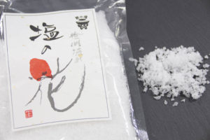 自然豊かな海の手造り海水塩「笹川流れ 塩の花」