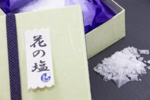 極少量しか取れないピラミッド型の結晶の塩　のと珠洲「花の塩」