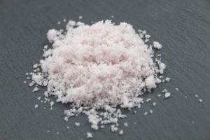 梅とシソのエキスに漬け込んでできる「のと　さくら塩」