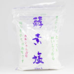 自然に結晶した天日塩(輸入塩)を原料に煮詰める工程をせず独自の常温製法で作ったお塩「酵素塩」