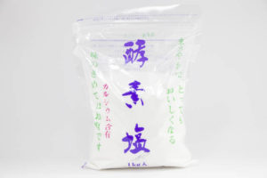 自然に結晶した天日塩(輸入塩)を原料に煮詰める工程をせず独自の常温製法で作ったお塩「酵素塩」