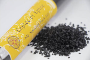 ハワイの自然海塩に溶岩を混ぜてつくる黒い塩「ハワイアン　ブラックソルト」