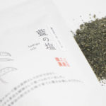 江戸時代より薬草として使われ抗菌作用や抗酸化作用のある成分を多く含む「藍の塩」