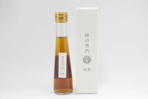 水を一滴も使わず柿と酵母だけでつくった無添加の「純柿酢」