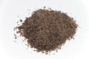 アラメのエキスをふんだんに取り込んだ日本で最も濃い色をした藻塩「ローソク島藻塩」