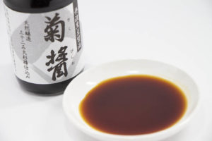 丹波の黒豆で仕込み杉樽でじっくり熟成して出来た醤油「菊醤（きくびしお）」