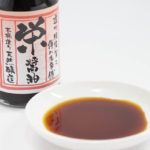 昔ながらの木桶において長時間熟成させた天然醸造の醤油「栄醤油」
