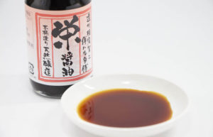 昔ながらの木桶において長時間熟成させた天然醸造の醤油「栄醤油」