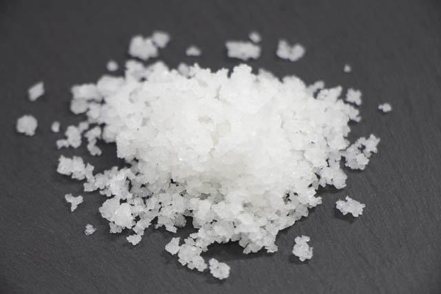 フィリピンの天日塩を雪国でさらに寝かせた「雪むろの塩」