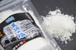 枝条架塩田で濃縮し煮詰めて仕上げる自然海水塩「美浜の塩」