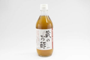 自然栽培の素材と350年の歴史を誇る巧みの技、天然の蔵付き菌がかもす「蔵のお酢 甕仕込み純米酢」