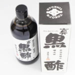個体発酵で造られた熟成度が高く成分の濃いまろやかな黒酢「ヨコ井の真黒酢（まっくろず）」