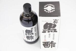 個体発酵で造られた熟成度が高く成分の濃いまろやかな黒酢「ヨコ井の真黒酢（まっくろず）」