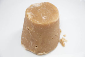 ６０００年以上前から使われてきた伝統的な含蜜糖「ジャグリー」