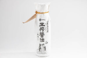 昔ながらの醤油蔵の杉桶（こが）の中で四季を通じてじっくりと天然醸造された醤油「小豆島名産　生搾醤油」