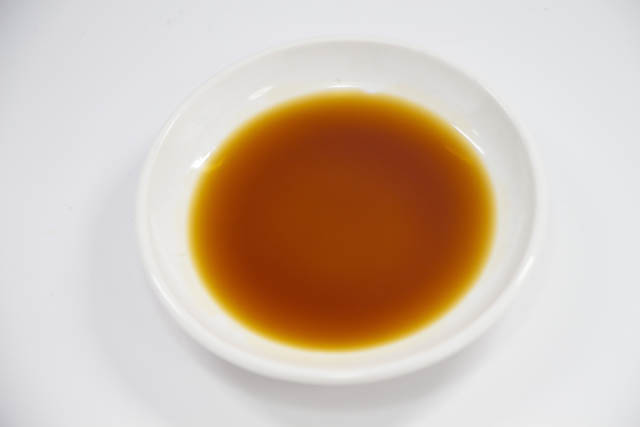 昔ながらの醤油蔵の杉桶（こが）の中で四季を通じてじっくりと天然醸造された醤油「小豆島名産 生搾醤油」