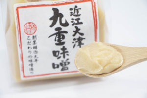 水飴などの甘味料や酒精も添加していない無添加の国産原料100％の白味噌「九重味噌の極上白味噌」