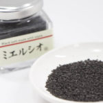 海洋深層水とイカ墨で真っ黒に焚きあげた塩「ミエルシオ」