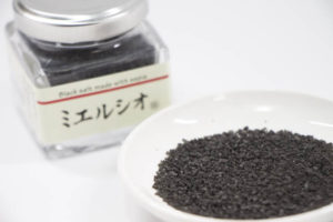 海洋深層水とイカ墨で真っ黒に焚きあげた塩「ミエルシオ」