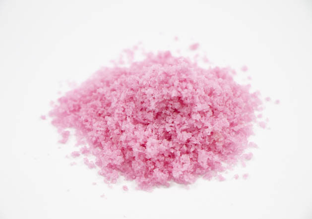 沖縄の天然塩に紅芋の天然アントシアニンを取り込んだピンク色の塩「あっちゃんの紅塩」