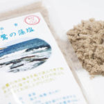手作りの窯で海水を炊き上げ、地元でとれたアラメのうまみ成分を含ませた「出雲 鵜鷺の藻塩」