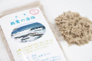 手作りの窯で海水を炊き上げ、地元でとれたアラメのうまみ成分を含ませた「出雲　鵜鷺の藻塩」