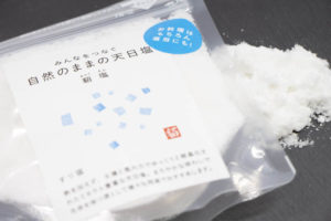 地中海のギリシャ中西部・メソロンギ潟湖で採れる一切加熱処理をしていない天日塩「貊塩（みゃくえん）」