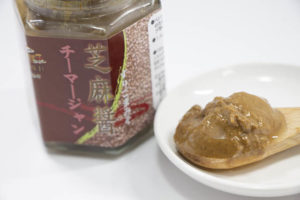 バンバンジーのソースには欠かせない中華料理の定番調味料「老騾子」芝麻醤(チーマージャン)