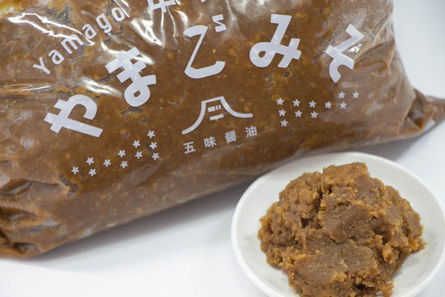 150余年変わらぬ木桶仕込みの天然醸造味噌「甲州みそ　やまごみそ」